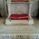 L'epigramma di sette dodecasillabi in greco inserita nel pavimento del coro della Cattedrale, utilizzato come gradino del cosiddetto "trono dell'arcivescovo Elia"